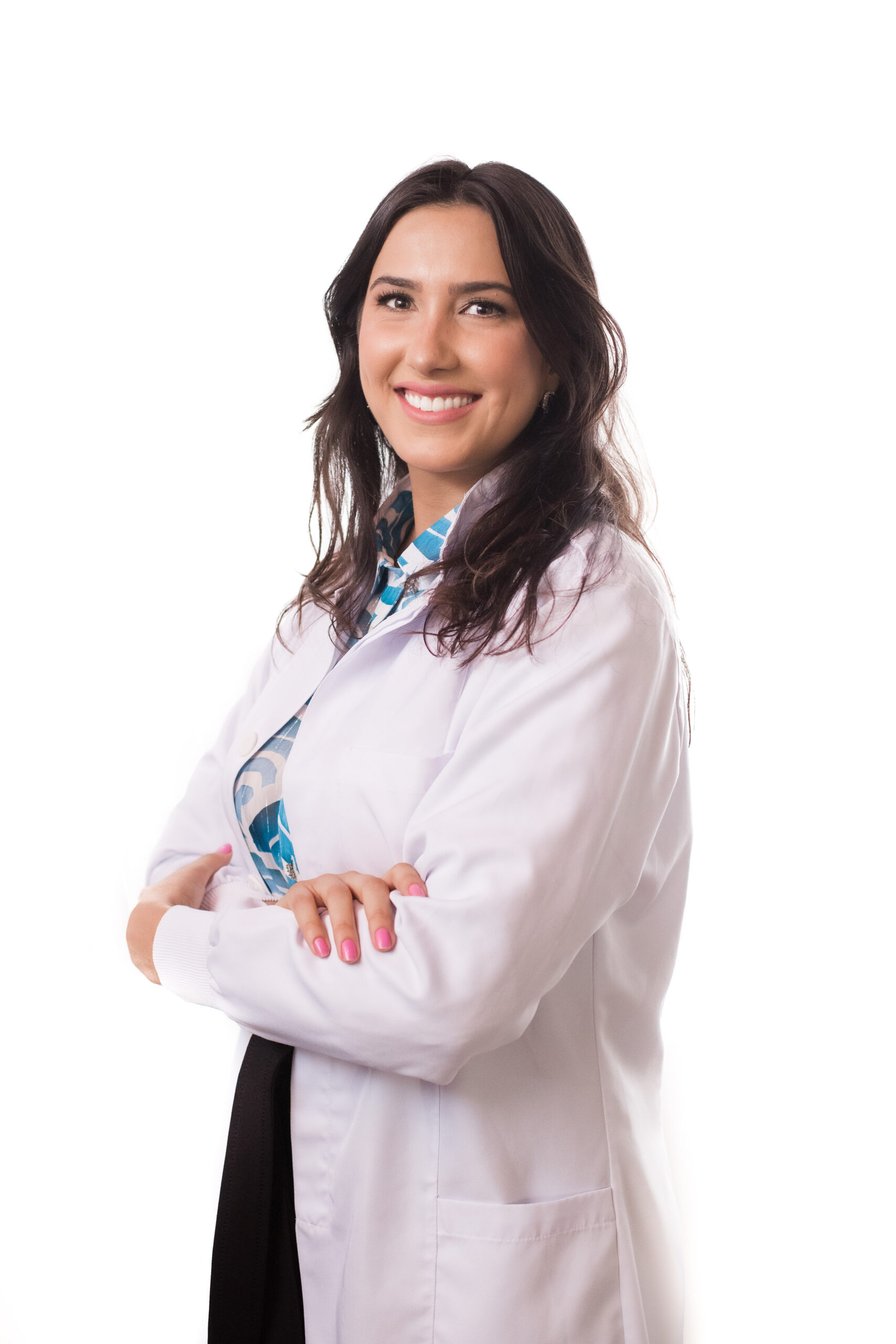 Dra. Maria Paula Rajão - Neurologista Veterinária em Brasília com jaleco em consultório